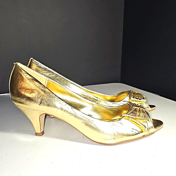 Styluxe Shoes - Styluxe Gold High heels Big Bow Low Heel Size 8 VGUG*